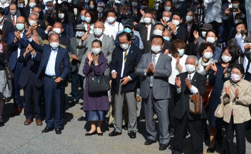 出陣式で拍手する支持者ら=八幡西区で