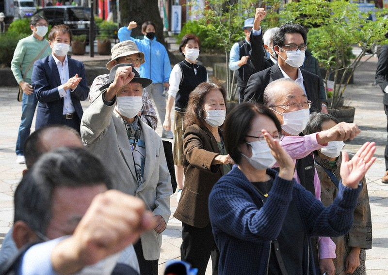 衆院選が公示され、候補者の集会で気勢を上げる支持者ら=福岡市で2021年10月19日午前10時47分、津村豊和撮影