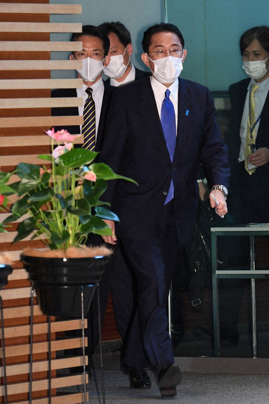 東北での遊説を切り上げて帰京し、首相官邸に入る岸田文雄首相=東京都千代田区で19日午後3時3分、北山夏帆撮影