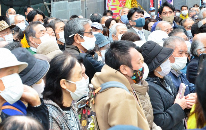 候補者の演説を聞く有権者ら=横浜市港南区で2021年10月19日午後1時16分、樋口淳也撮影