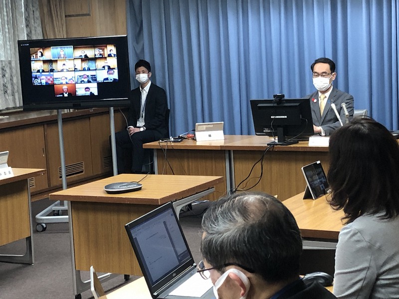 埼玉県新型感染症専門家会議の冒頭、あいさつする大野元裕知事(右奥)=さいたま市で2021年10月20日午後5時ごろ、岡礼子撮影