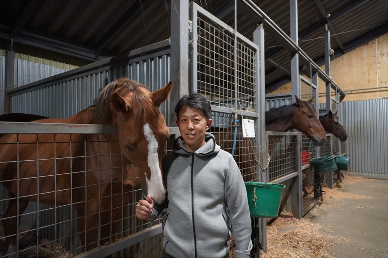 乗馬クラブ「ベルステーブル」代表の鈴木嘉憲さん=宮城県亘理町で2021年10月13日午後4時41分、藤倉聡子撮影