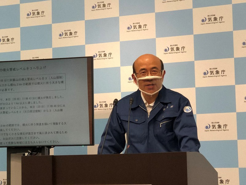 阿蘇山の噴火について記者会見で説明する気象庁の尾崎友亮・火山監視課長=東京都港区虎ノ門3で2021年10月20日、池田知広撮影