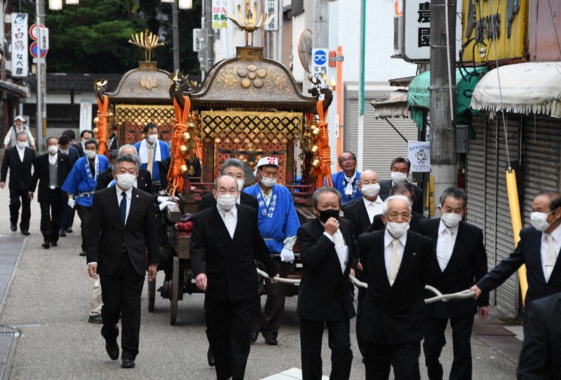 2年ぶりに東の御旅所に向けて引かれていく2基の神輿=三重県伊賀市で、大西康裕撮影