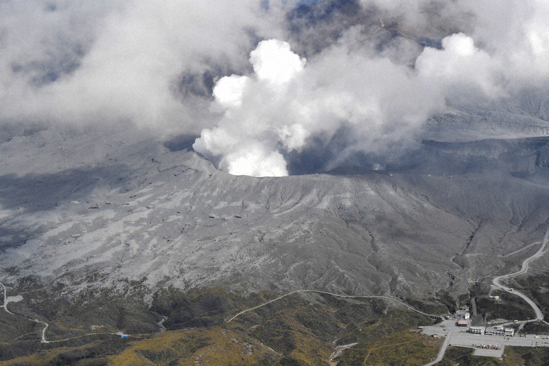 阿蘇山が噴火 5年ぶり火砕流1．6キロ 「入山規制」に引き上げ | 毎日新聞