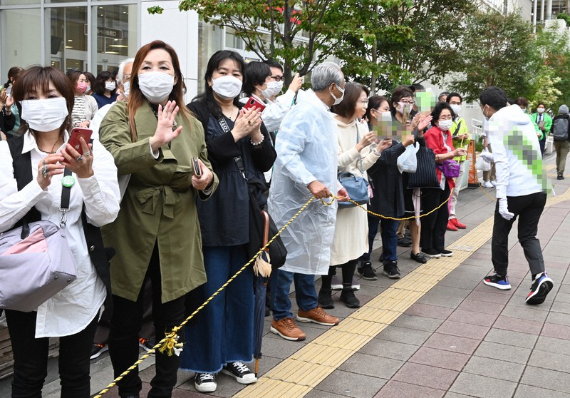 集まった有権者らに支持を訴える大阪2区の候補者(右端)=大阪市阿倍野区で2021年10月19日、望月亮一撮影(画像の一部を加工しています)