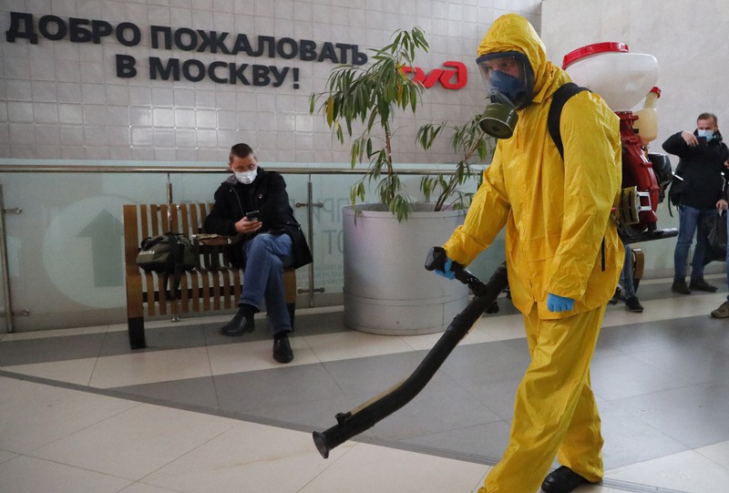 新型コロナ感染が再拡大する中、駅構内を消毒するロシア政府機関職員=モスクワで2021年10月19日、AP