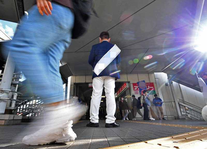 朝のラッシュ時の駅前で、有権者に支持を訴える候補者(中央)=大阪府堺市東区で2021年10月20日午前8時24分、山田尚弘撮影(画像の一部を加工しています)