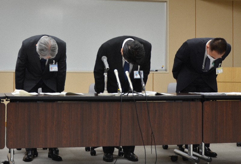 医療ミスを陳謝する名古屋市立大病院の間瀬光人院長(中央)ら=同市瑞穂区で2021年10月21日午後1時32分、川瀬慎一朗撮影