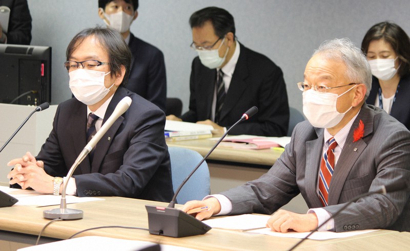 北海道太平洋沿岸漁業被害対策会議に出席した土屋俊亮副知事(右)と佐藤卓也・水産林務部長=札幌市中央区の道庁で2021年10月21日午前10時3分、源馬のぞみ撮影