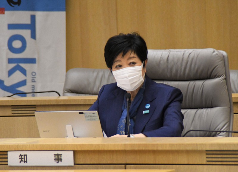 東京都新型コロナウイルス対策本部会議に出席した小池百合子知事=都庁で2021年10月21日午後5時46分、黒川晋史撮影