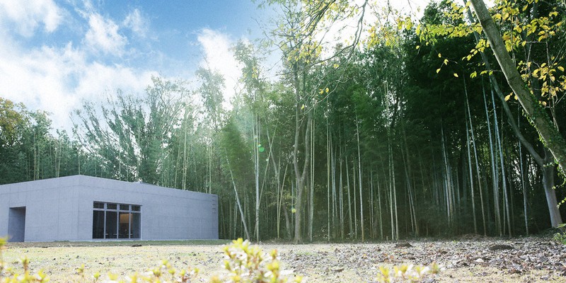 里山の風景に溶け込んでいる森の美術館=同館提供