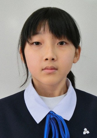 毎日新聞社賞を受賞した新潟市立白新中1年の小泉憂花さん=新潟市中央区の同中で2021年10月21日、青木英一撮影