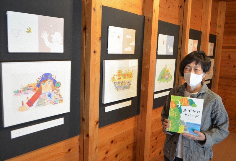 作者のイラストレーター・辻美穂さんが描いた明るく柔らかなタッチの原画が並ぶ会場=三重県鳥羽市浦村町の鳥羽市立海の博物館で2021年10月20日、小沢由紀撮影