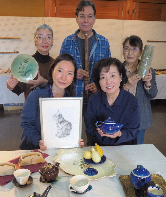 個性的な作品を出展した円山慶子さん(後列左)ら=兵庫県朝来市山東町で、松田学撮影
