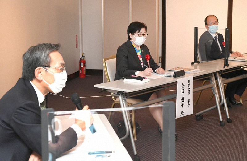 「第32回毎日大学フォーラム」で意見を交わす(左手前から)東北大の大野英男学長、東洋大の矢口悦子学長、文部科学省の森田正信大臣官房審議官=福岡市内のホテルで2021年10月21日午後3時21分、矢頭智剛撮影
