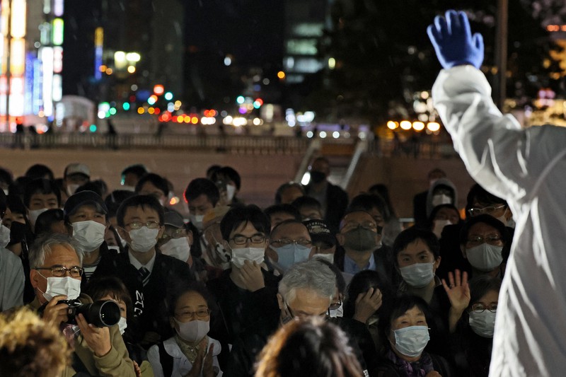 衆院選で演説を聞く人たち=仙台市青葉区で2021年10月20日午後6時12分、和田大典撮影