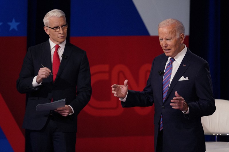 米CNNが企画した住民対話集会に参加したバイデン米大統領(右)=米東部メリーランド州ボルティモアで2021年10月21日、AP