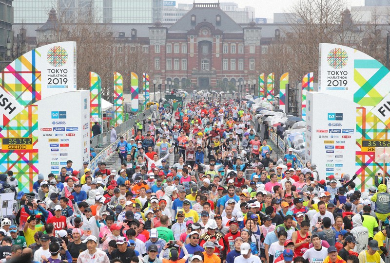 東京マラソンで次々とフィニッシュするランナーたち。出場は狭き門だ=東京都千代田区で2019年3月3日(代表撮影)