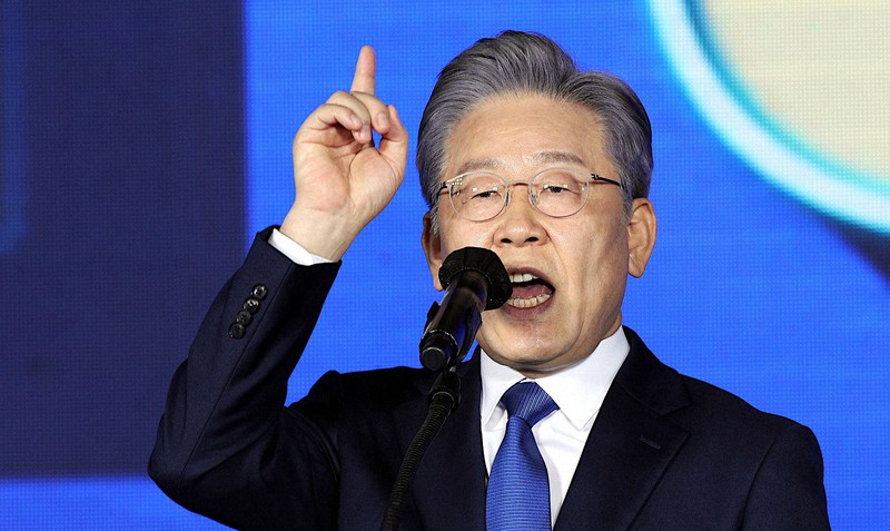 与党「共に民主党」の大統領候補に選ばれ受諾演説を行う李在明京畿道知事=ソウルで2021年10月10日、朝鮮日報提供