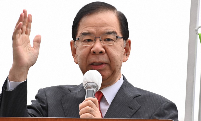 衆院選が公示され街頭演説する共産党の志位和夫委員長=東京都新宿区で2021年10月19日、宮間俊樹撮影