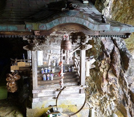 岩窟にある太田神社の本殿=北海道せたな町で