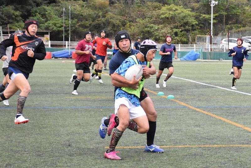 実戦的な練習に取り組む近大和歌山の選手たち=和歌山市善明寺の同校で2021年10月18日午後4時37分、橋本陵汰撮影