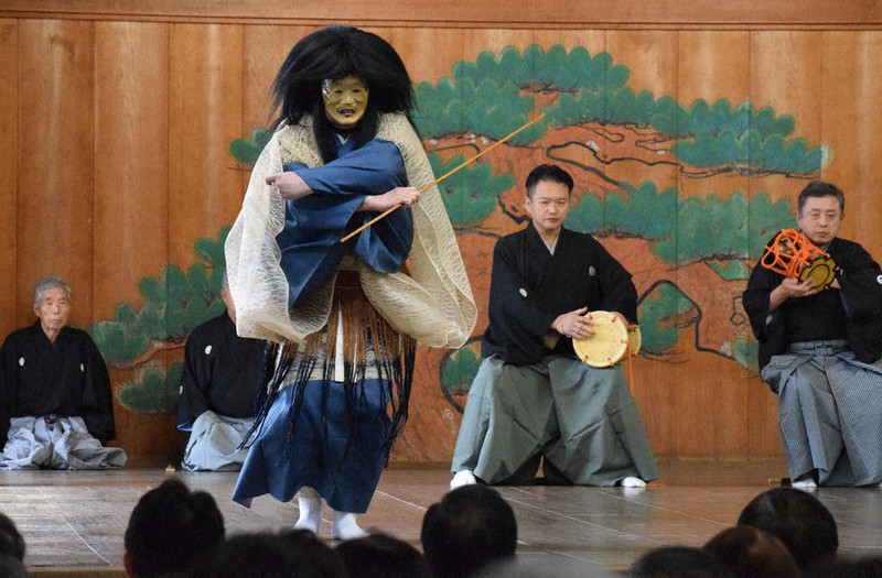 2年ぶりに観客を入れて実施された宇佐神宮御神能で「藤戸」を演じる、観世流の武田宗和さん