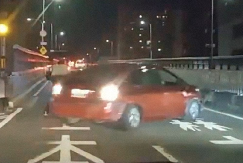 窃盗事件の証拠車両 大阪府警搬送中に襲撃 荷物奪い 不審車逃走 毎日新聞