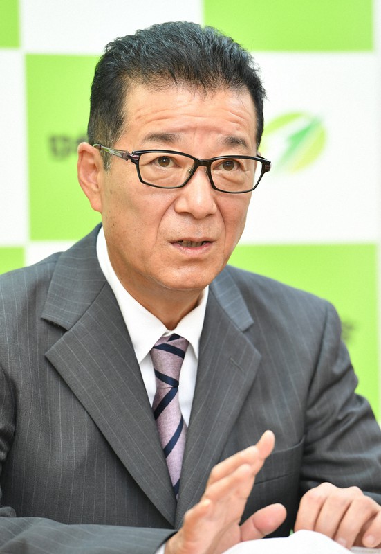 記者の質問に答える日本維新の会の松井代表=大阪市中央区で2021年10月16日午後2時23分、望月亮一撮影