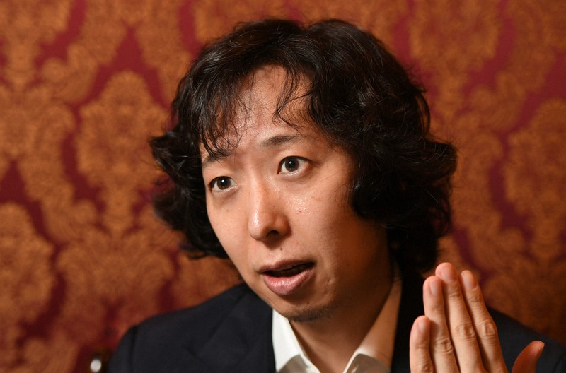 インタビューに答える、五野井郁夫さん=東京都新宿区で2020年8月5日、宮本明登撮影