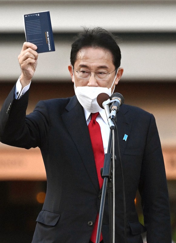 福岡5区の応援に入り、街頭演説で「岸田ノート」を掲げ、自民党への支持を訴える岸田文雄首相=福岡県大野城市で2021年10月23日午後3時49分、徳野仁子撮影
