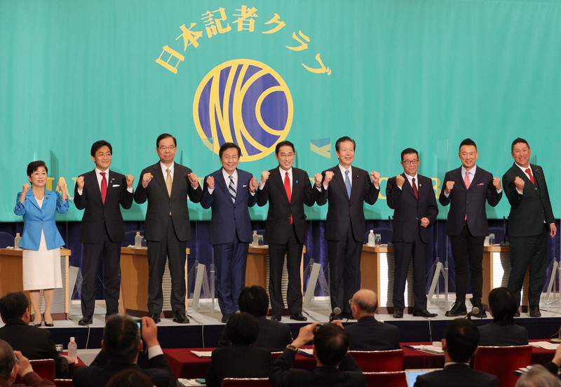 日本記者クラブ主催の党首討論会に臨み壇上でポーズをとる9党首=東京都千代田区の日本記者クラブで2021年10月18日午後0時59分、佐々木順一撮影
