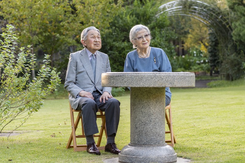 住まいの仙洞(せんとう)仮御所の庭で上皇さまと過ごされる上皇后美智子さま=東京都港区の仙洞仮御所で2021年10月4日(宮内庁提供)