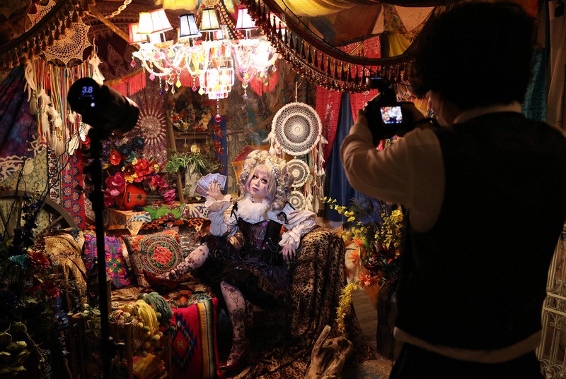 写真スタジオでハロウィーンメークと撮影を楽しむ女性=東京都港区で2021年10月17日、幾島健太郎撮影