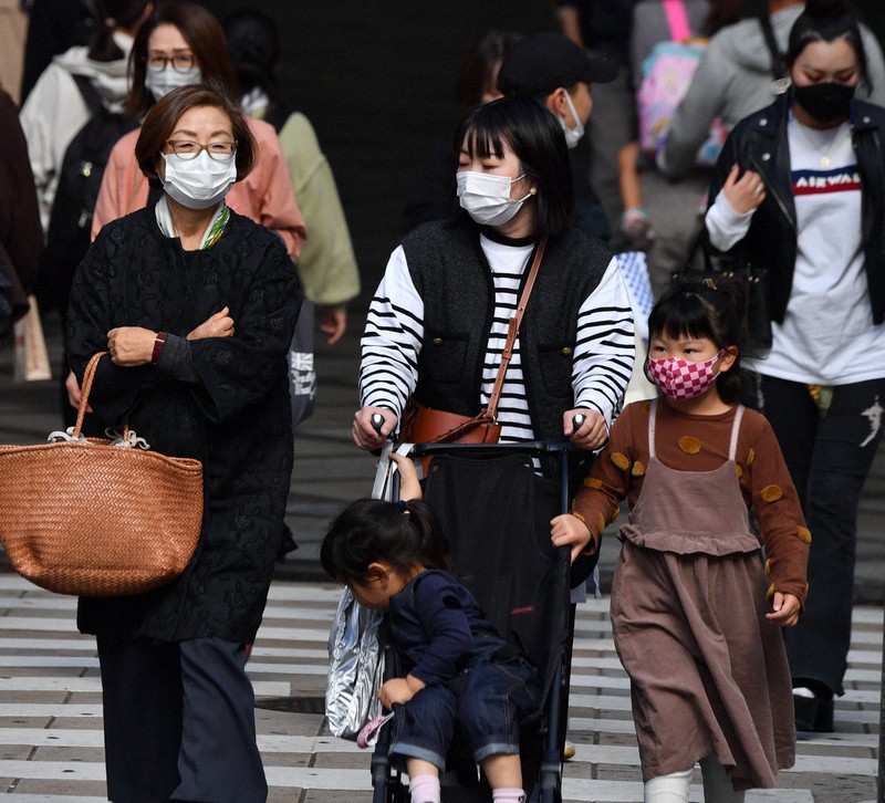 木枯らし1号が発表され、寒そうに歩く人たち=大阪市中央区で2021年10月23日午前10時55分、木葉健二撮影