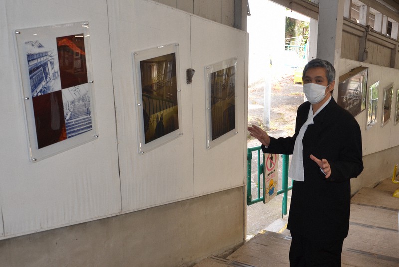 生駒ケーブル宝山寺駅構内に展示した写真を紹介する加藤雅也さん=奈良県生駒市で2021年10月22日、堀川剛護撮影