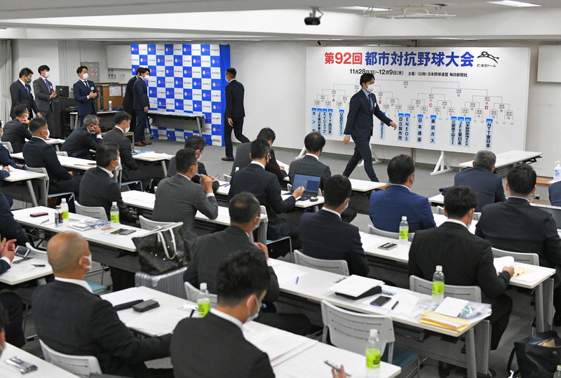 組み合わせ抽選に臨む各チームのマネジャーら=東京都千代田区で2021年10月23日午後2時半、手塚耕一郎撮影