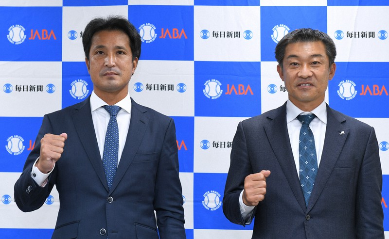 組み合わせ抽選を終え、記念撮影に臨むホンダの開田成幸監督(左)とJR東日本東北の西村亮監督=東京都千代田区で2021年10月23日、前田梨里子撮影