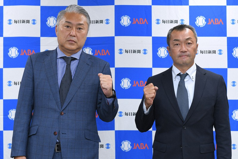 組み合わせ抽選を終え、記念撮影に臨むTDKの佐藤康典監督(左)と西部ガスの香田誉士史監督=東京都千代田区で2021年10月23日、前田梨里子撮影