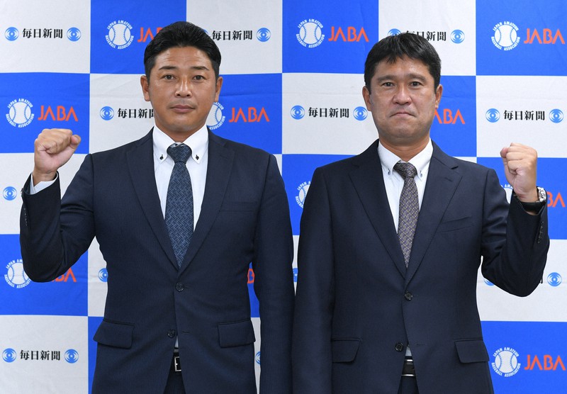 組み合わせ抽選を終え、記念撮影に臨むJFE東日本の落合成紀監督(左)と日本製鉄東海REXの林尚克監督=東京都千代田区で2021年10月23日、前田梨里子撮影