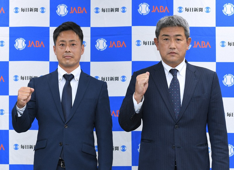 組み合わせ抽選を終え、記念撮影に臨む伯和ビクトリーズの内山孝起監督(左)と四国銀行の中川毅監督=東京都千代田区で2021年10月23日、前田梨里子撮影