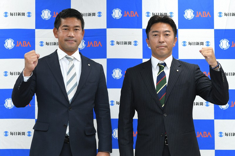 組み合わせ抽選を終え、記念撮影に臨む東京ガスの山口太輔監督(左)とミキハウスの陣田匡人監督=東京都千代田区で2021年10月23日、前田梨里子撮影