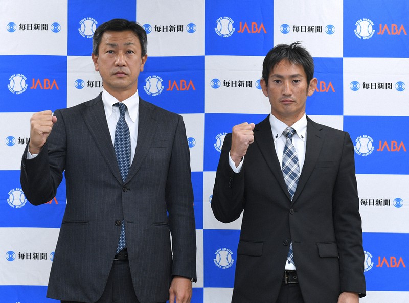 組み合わせ抽選を終え、記念撮影に臨む大阪ガスの前田孝介監督(左)と伏木海陸運送の村西徹也監督=東京都千代田区で2021年10月23日、前田梨里子撮影