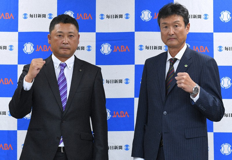 組み合わせ抽選を終え、記念撮影に臨む日立製鉄所の和久井勇人監督(右)とヤマハの室田信正監督=東京都千代田区で2021年10月23日、前田梨里子撮影