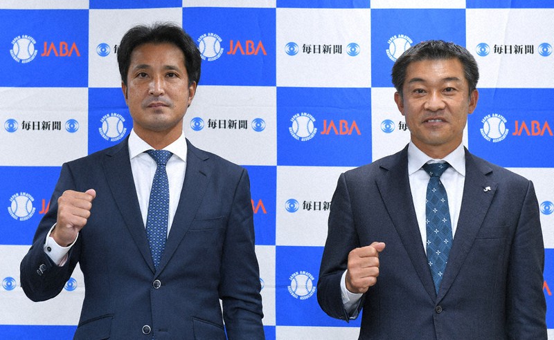 組み合わせ抽選を終え、記念撮影に臨むホンダの開田成幸監督(左)とJR東日本東北の西村亮監督=東京都千代田区で2021年10月23日、前田梨里子撮影