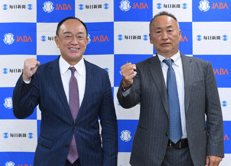 北海道ガスの清水隆一監督(左)とセガサミーの西田真二監督=東京都千代田区で、前田梨里子撮影