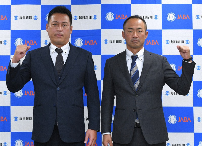 組み合わせ抽選を終え、記念撮影に臨む東邦ガスの山田勝司監督(右)と三菱重工Eastの佐伯功監督=東京都千代田区で2021年10月23日、前田梨里子撮影
