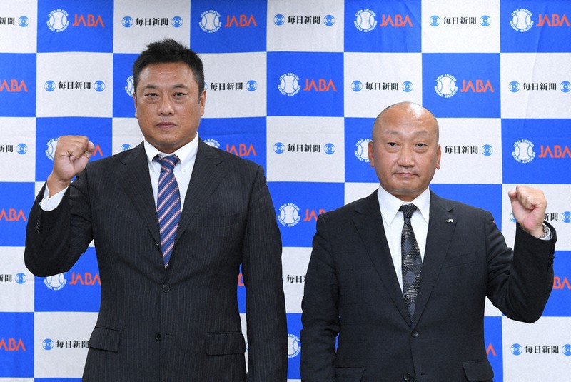組み合わせ抽選を終え、記念撮影に臨むホンダ熊本の渡辺正健監督(左)とJR東日本の浜岡武明監督