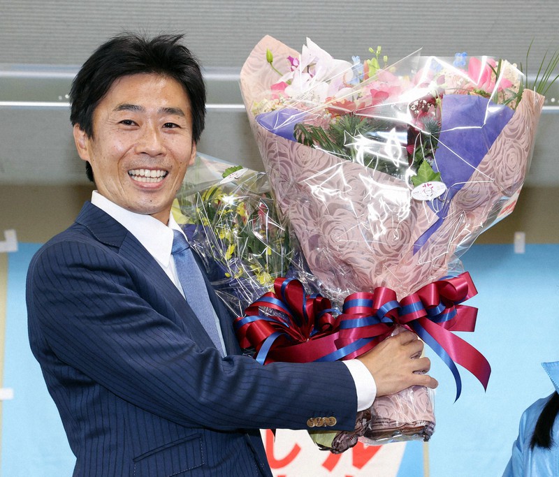 当選が確実となり花束を手に喜ぶ山崎真之輔氏=静岡市駿河区で2021年10月24日午後11時5分、幾島健太郎撮影